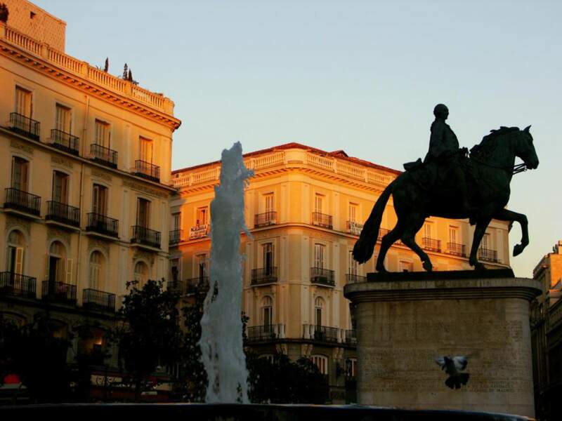 La Puerta del Sol est le coeur historique et stratégique de Madrid. La plupart des avenues de la ville convergent vers elle.