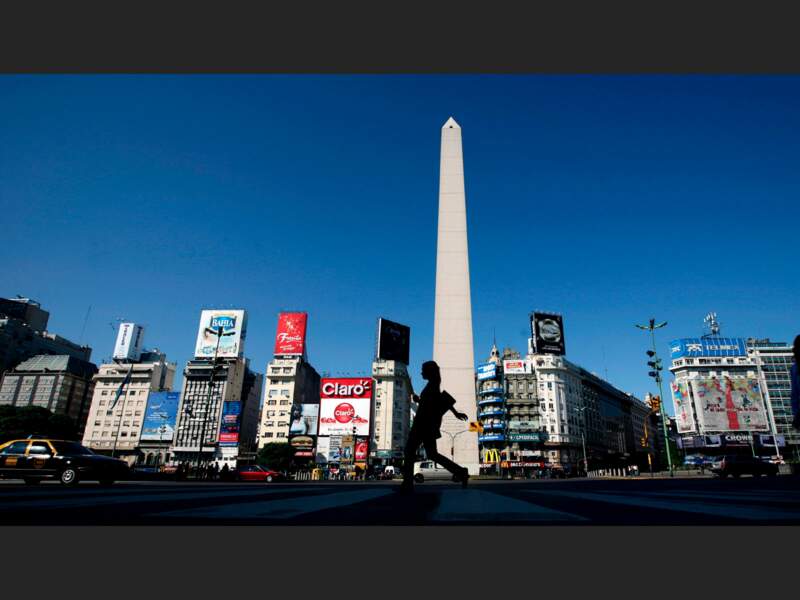 L’Obelisco, dominant l’avenue 9 de Julio, à Buenos Aires, en Argentine.