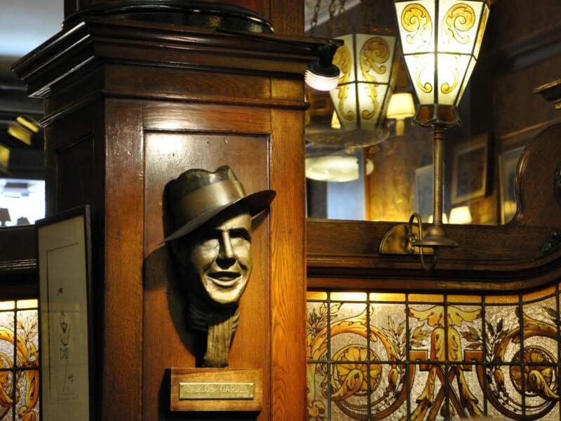 Buste de Carlos Gardel au Café Tortoni, à Buenos Aires, en Agentine. 