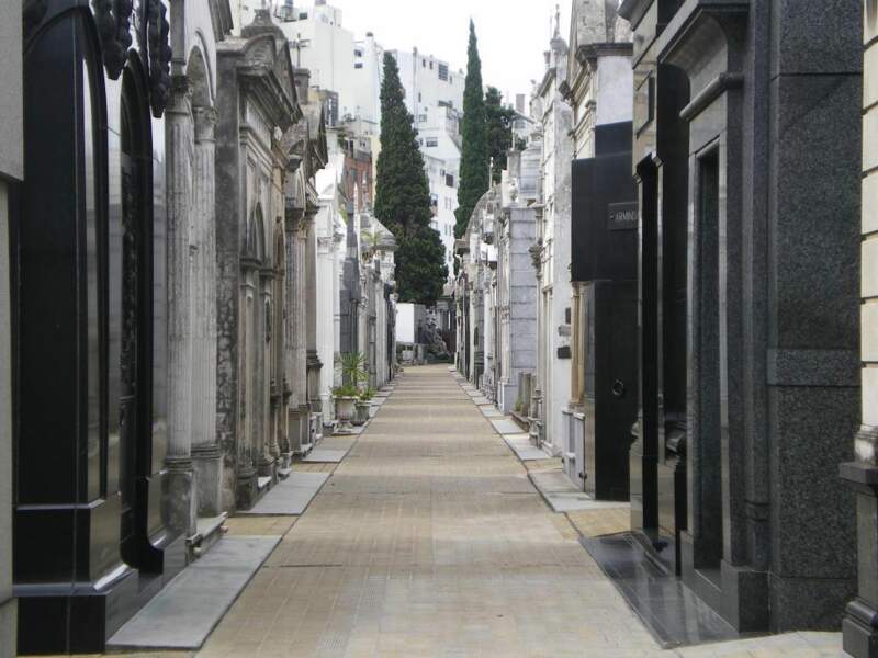 Une allée du cimetière de la Recoleta, à Buenos Aires, en Argentine.  
