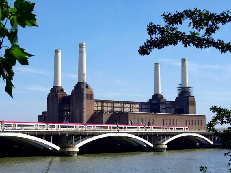 Les cheminées de la Battersea Power Station, à Londres (Grande-Bretagne).