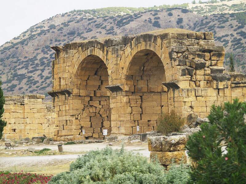 Les ruines de Hiérapolis, sur la colline de Pamukkale, en Turquie.