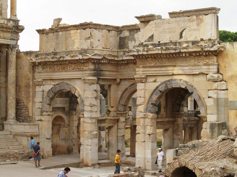 La porte de Mazeus et Mithridate, à Ephèse (Turquie).