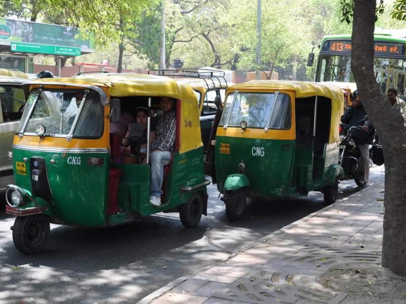 Les rickshaws sont un moyen de transport très répandu à Delhi, en Inde.