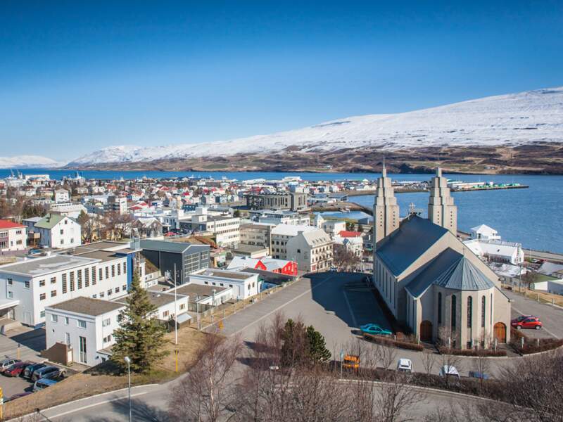 La ville d'Akureyri, depuis les hauteurs, avec vue sur l’Eyjafjörður