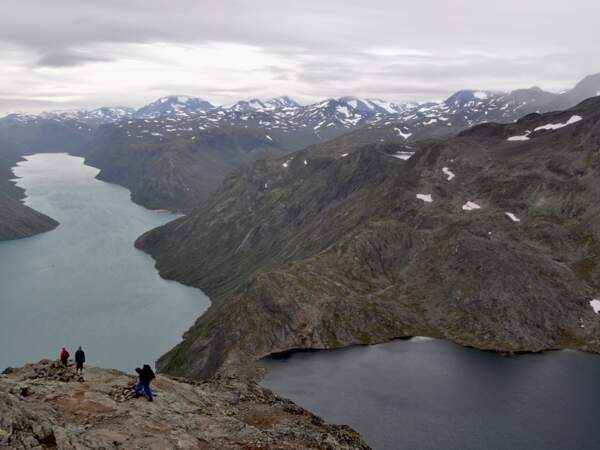 Le lac Gjende et le lac Bessvatn se font face, dans le Jotunheim, en Norvège.