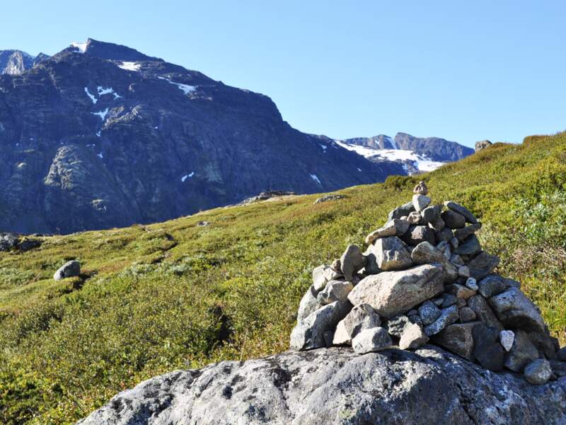 Les cairns balisent le chemin de randonnée près du lac Gjende, en Norvège.