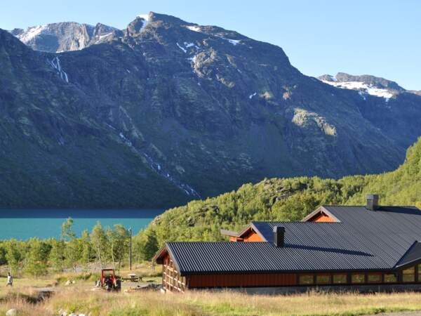 Le refuge de Memurubu se trouve en position centrale sur la rive nord du lac Gjende, en Norvège.