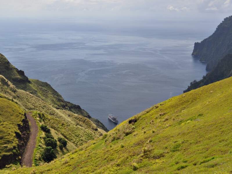 Vue sur l’Aranui depuis les hauteurs de Fatu Hiva, aux Marquises, en Polynésie française. 