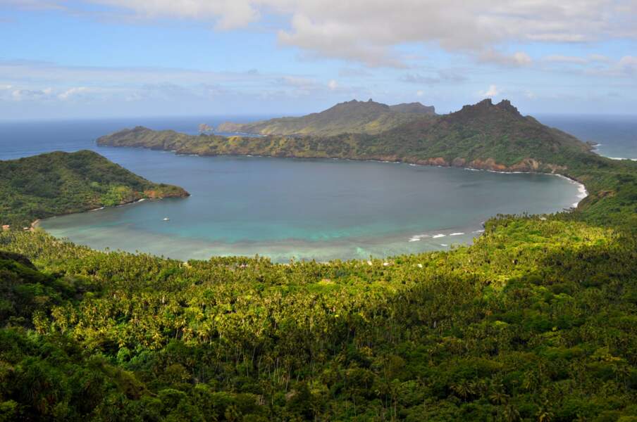 La baie d’Anaho vue depuis le col de Teavaimaoaoa, sur l’île de Nuku Hiva, dans les Marquises, en Polynésie française. 