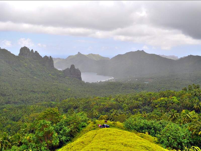 Vue sur la baie de Taipivai, à Nuku Hiva, aux Marquises (Polynésie française). 