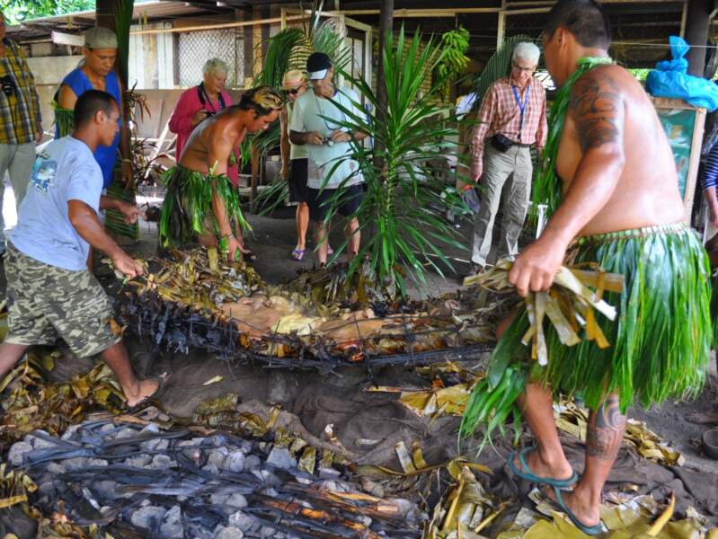 L’ouverture du four marquisien au restaurant d’Yvonne Katupa, sur l’île de Nuku Hiva (îles Marquises, Polynésie française). 
