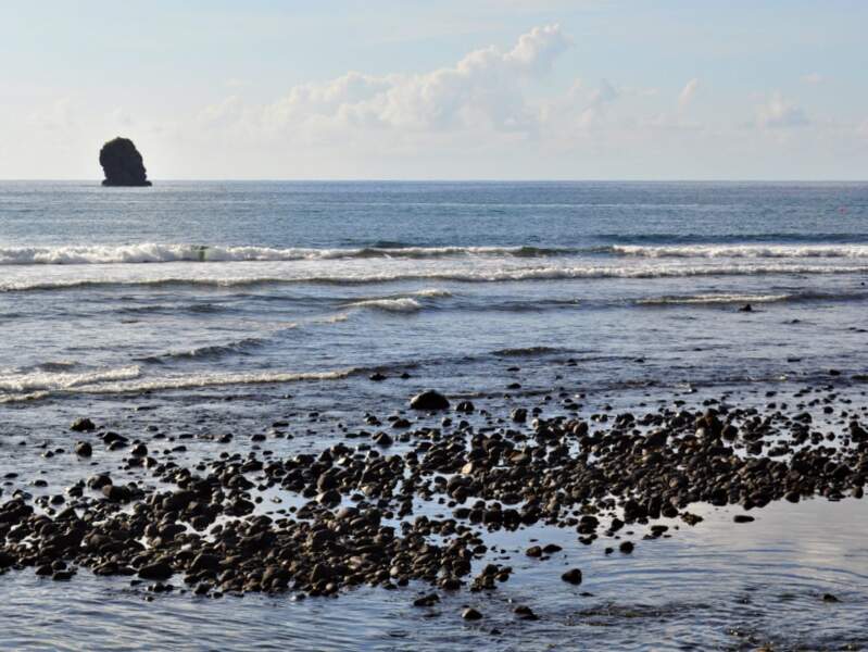 Le rocher de Fatu Tue près de la plage de Hanaiapa, à Hiva Oa (Marquises, Polynésie française). 