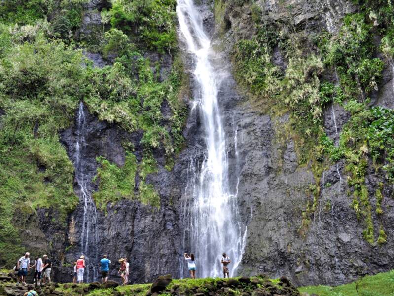 La cascade de Vaimahuta, dans la vallée de Vaipuu, à Tahiti (Polynésie française). 