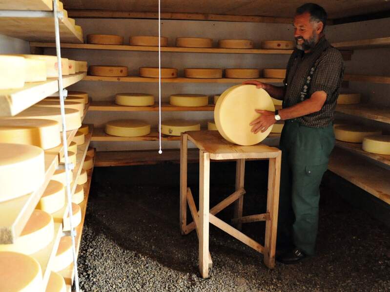 Walo dans la cave de sa fromagerie Bärgheimet, dans la région de Gstaad (Oberland bernois, Suisse).