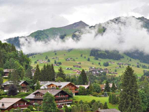 Vue sur les chalets de Gstaad depuis un sentier de promenade (Oberland bernois, Suisse). 