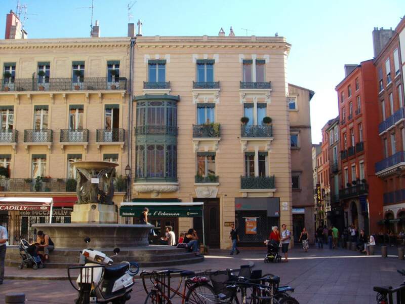 La place de la Trinité à Toulouse, en France.
