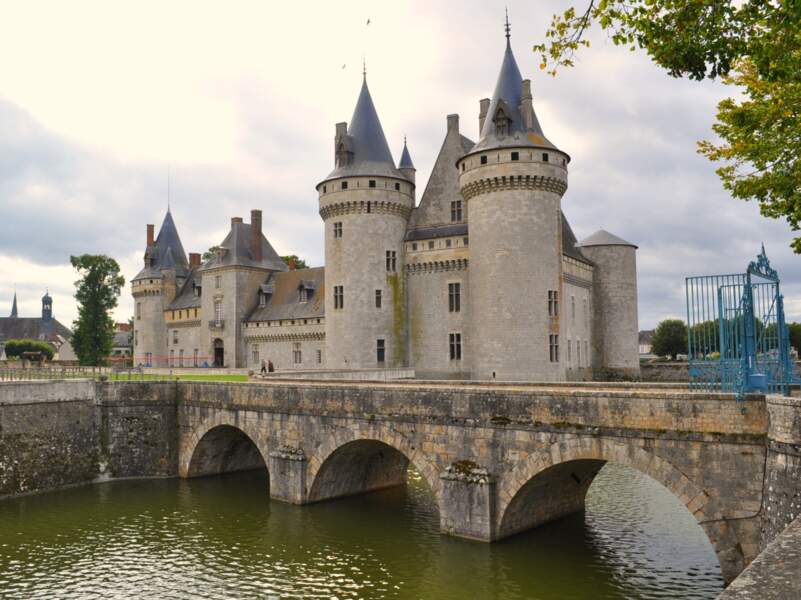 Le château des ducs de Sully, à Sully-sur-Loire, est un des édifices les plus intrigants du Val-de-Loire.
