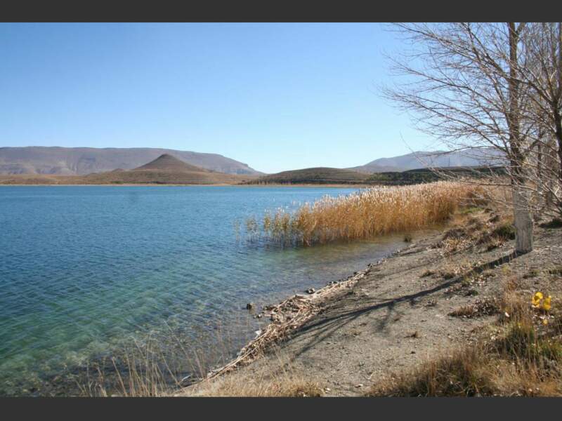 Les lacs Tislit et Isli sont le symbole d'un amour brisé, dans les montagnes de l'Atlas, au Maroc.