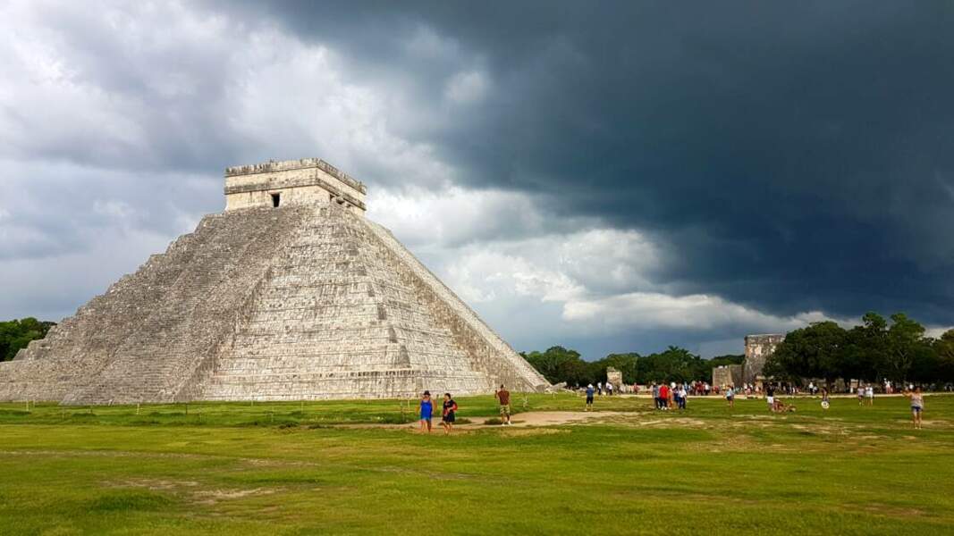 Chichén Itzá sous un ciel menacant