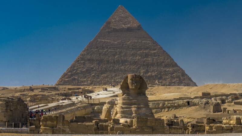 Du haut de ces pyramides, trente siècles la contemplaient. 