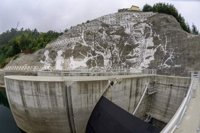 L'oeuvre de Vhils sur le barrage de Caniçada Dam au Portugal