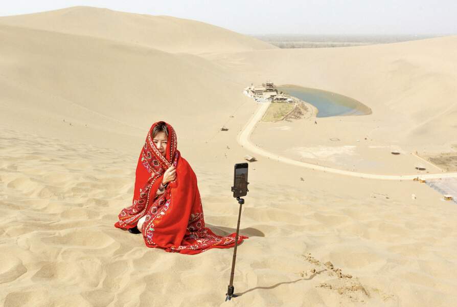 Selfie costumé dans les sables du Gobi