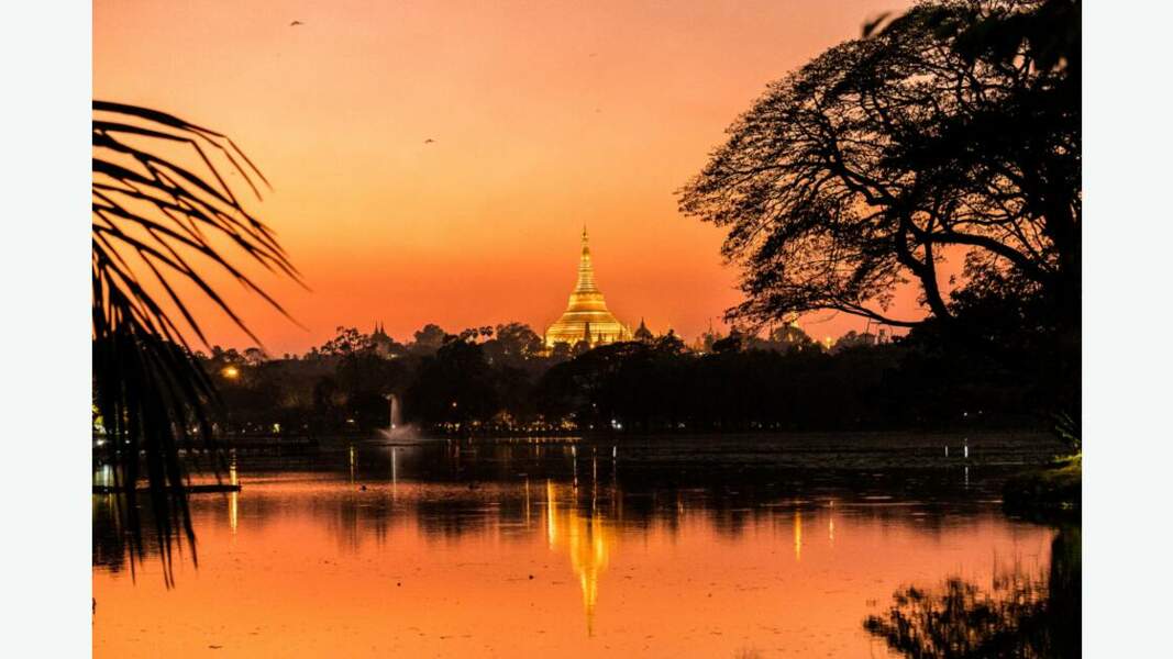 Pagode Shwedagon au soleil couchant 