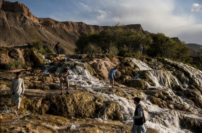 Ces touristes afghans explorent des cascades