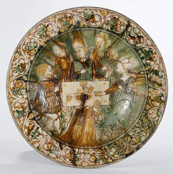 Plat circulaire, joueurs de tarots, Anonyme, terre engobée et incisée, glaçure plombifère, vers 1480-1510 