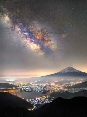 Le Mont Fuji et la Voie lactée (Préfecture de Yamanashi, Japon) 