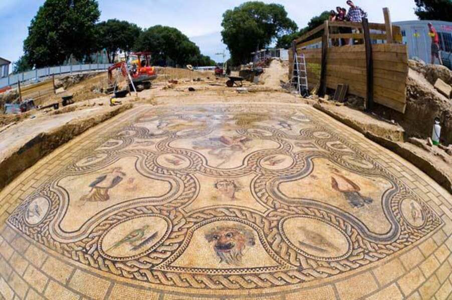 7 - Des tapis de mosaïques colorés à Nîmes 