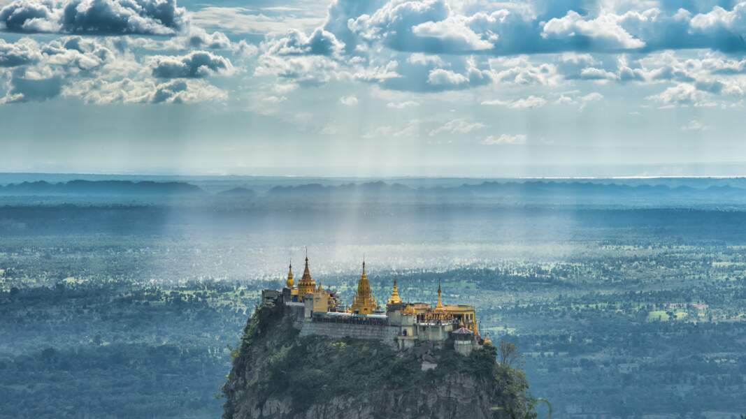 Le Monastère de Taung Kalat, en Birmanie