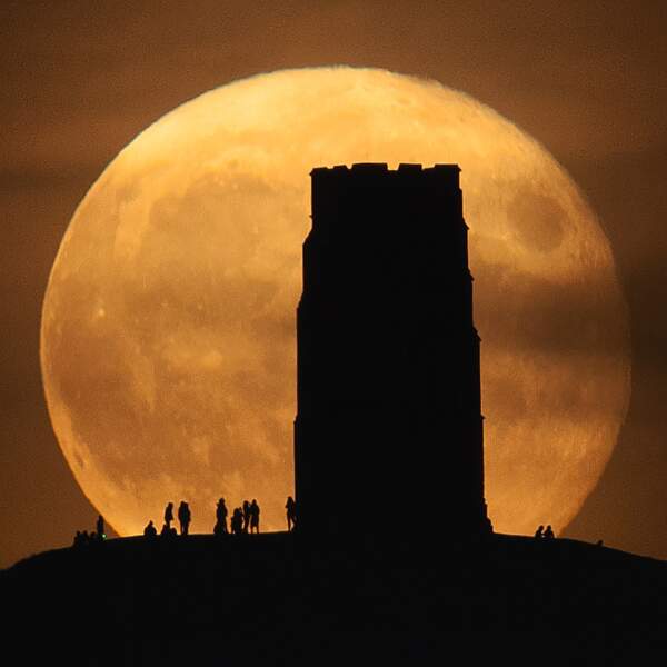 Lune d'équinoxe et Glastonbury Tor