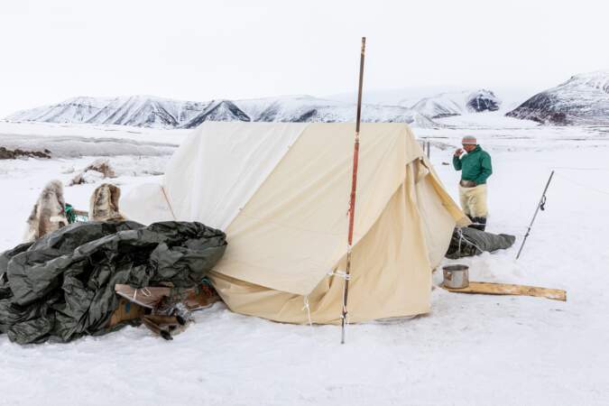 Suivant les saisons, les chasseurs se déplacent avec leurs tentes