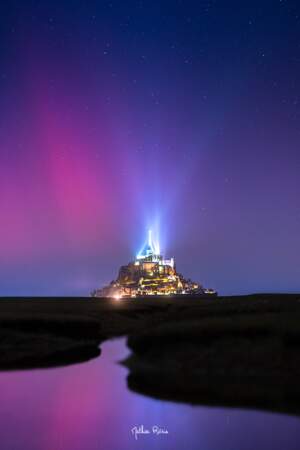 Une aurore boréale au mont Saint-Michel