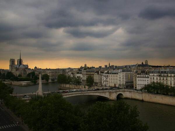 Ciel d’orage sur Paris, par Rémy Lejay