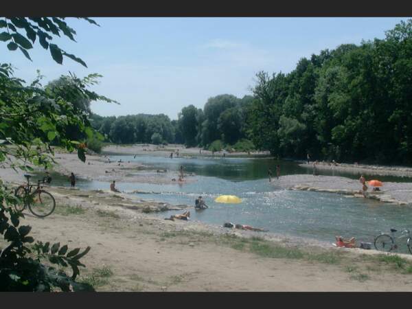 Rives de l'Isar aménagées pour la baignade à Munich, en Allemagne 