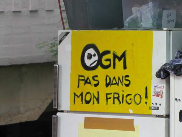 Un réfrigérateur anti-OGM, au festival du Cabaret Vert à Charleville-Mézières, en Champagne-Ardenne (France).