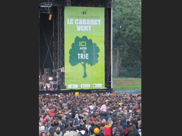 Devant la grande scène du festival du Cabaret Vert à Charleville-Mézières, en Champagne-Ardenne (France).