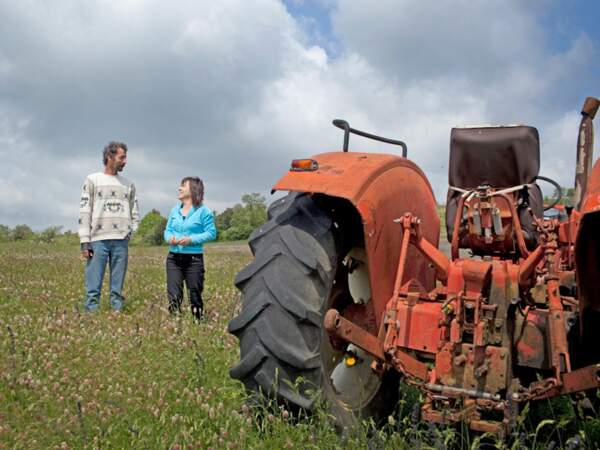 Dans les Hautes-Corbières, le couple élève son bétail bio au pied d’une éolienne (Languedoc-Roussillon, France).