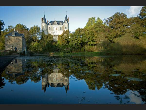 Le château de Juzet, dans la vallée du Don, en France.