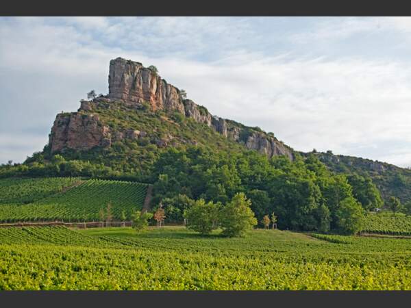 La roche de Solutré, lieu de pèlerinage de François Mitterrand, reste un sanctuaire naturel (Bourgogne, France).