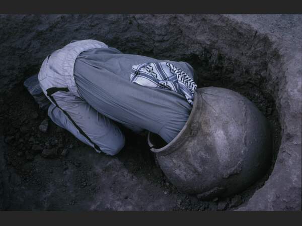 Un homme ouvre une urne funéraire