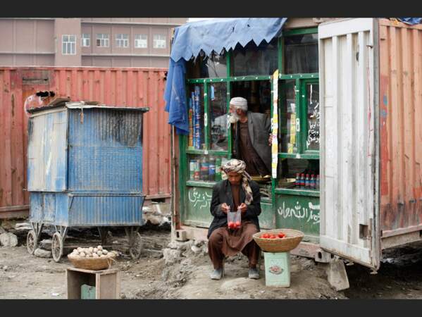 Épicerie aménagée dans un conteneur sur la route de Bagram, à la sortie de Kaboul, en Afghanistan
