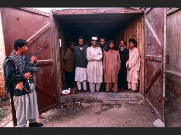 Prisonniers détenus dans un conteneur à l'époque de Massoud, en Afghanistan