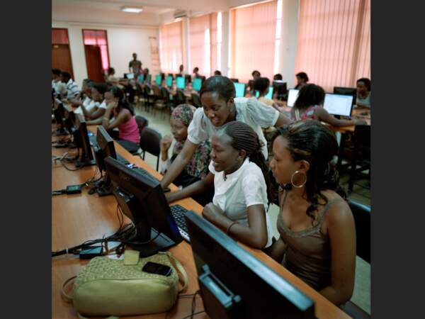 Etudiants en ingénierie, design, art et technologie dans ce laboratoire de création assistée par ordinateur à Kampala, en Ouganda.