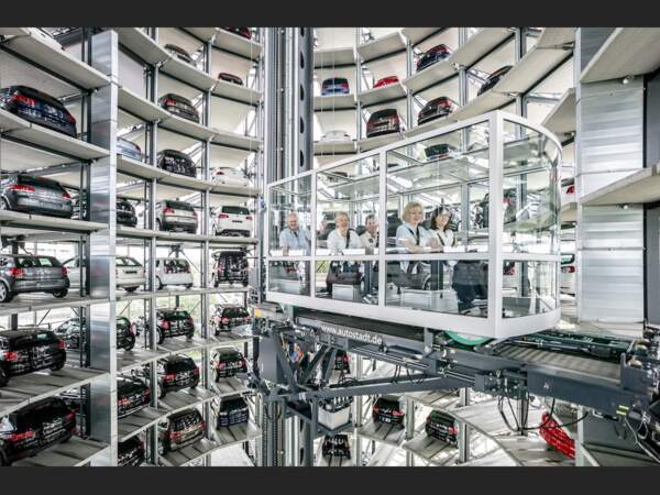Monte-charge pour les touristes au siège de Volkswagen à Wolfsburg, en Allemagne