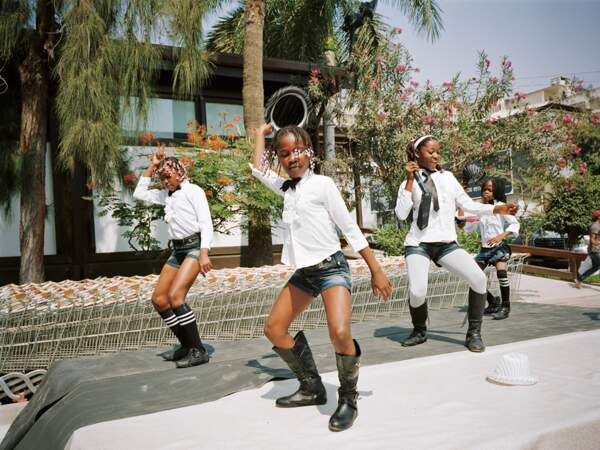 A l’entrée d’un minimarket de Luanda, en Angola, des collégiennes dansent sur du «kuduro».