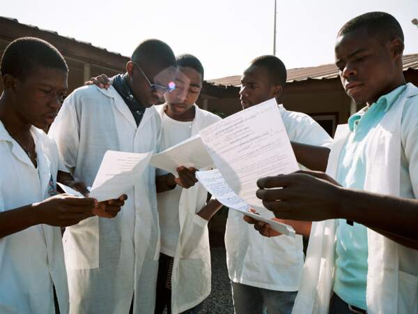 Elèves du lycée financé par Total, à Malanje, en Angola.